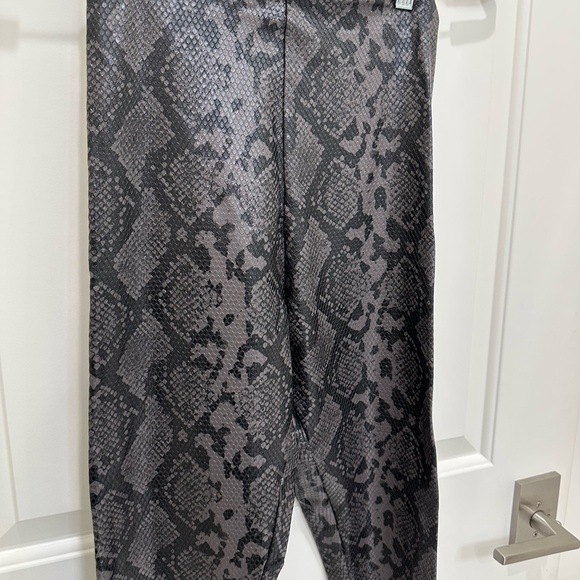 Commando Dark Python Leggings - Picture 2 of 3